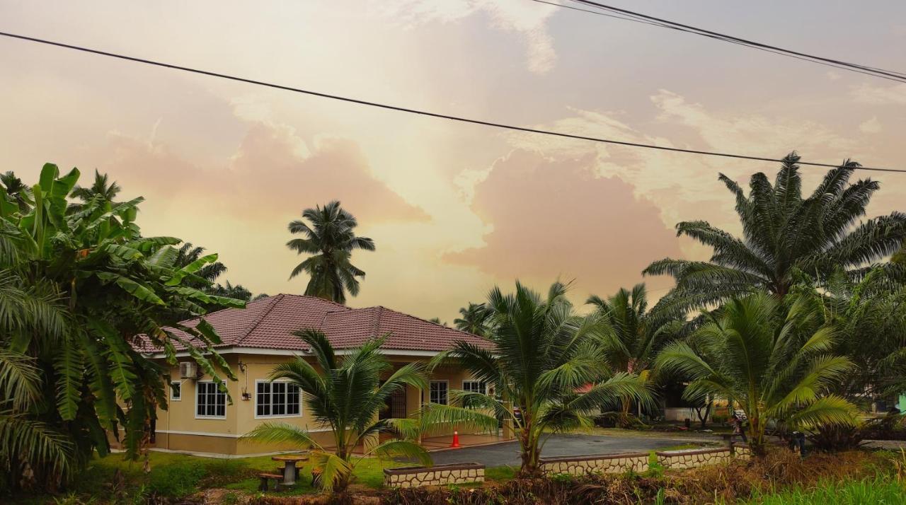 Homestay Selinsing Simpang Ampat Semanggol Esterno foto